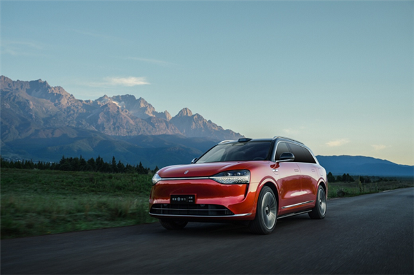 捅破國產(chǎn)豪車天花板！問界M9大定超17萬輛：BBA不香了