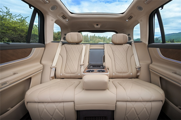 捅破國產(chǎn)豪車天花板！問界M9大定超17萬輛：BBA不香了